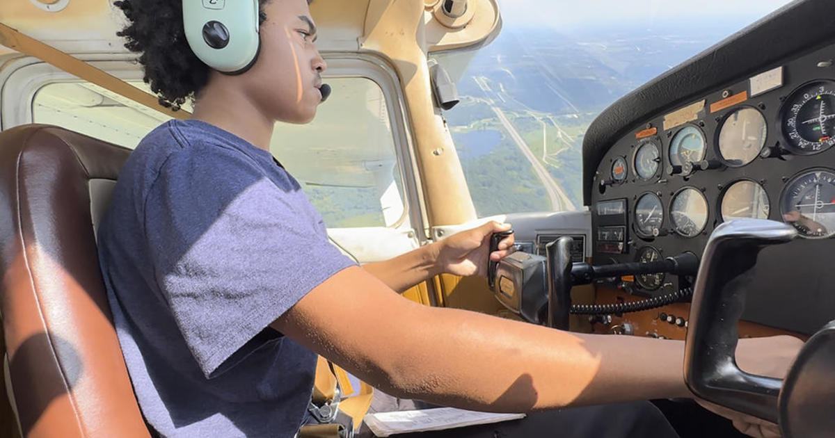 Тъмнокожи тийнейджъри се учат да летят и се стремят към кариера в авиацията по стъпките на летците от Тъскиджи