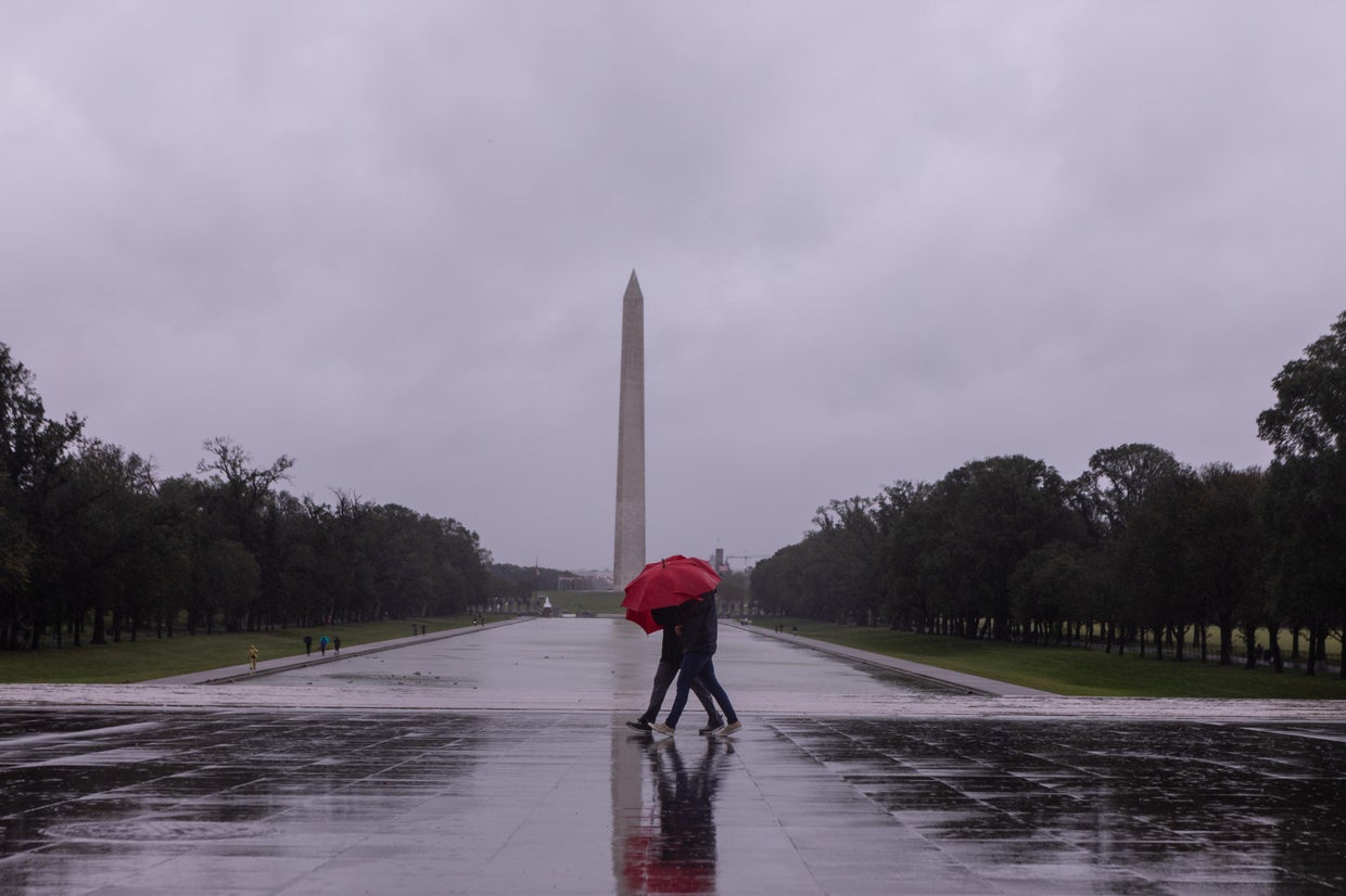 Ophelia weakens and moves north, but threat of flooding remains along ...