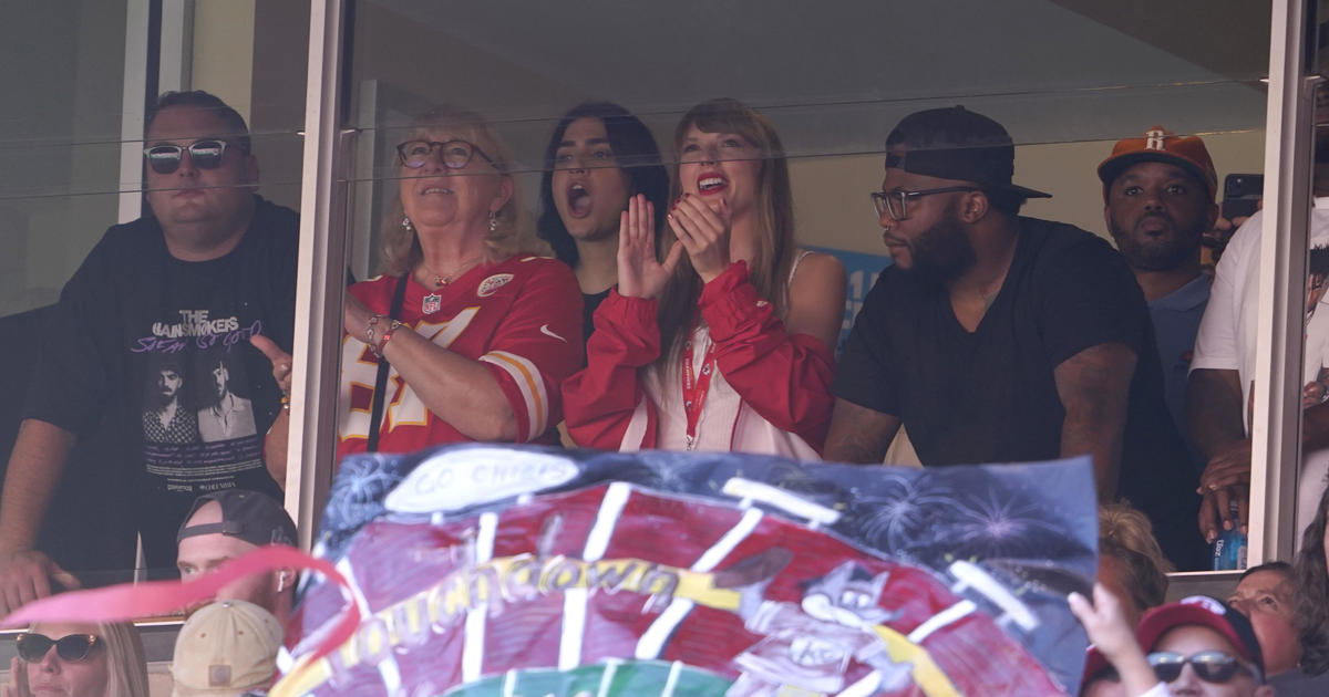 Taylor Swift roots for Travis Kelce alongside Donna Kelce at Kansas City Chiefs game