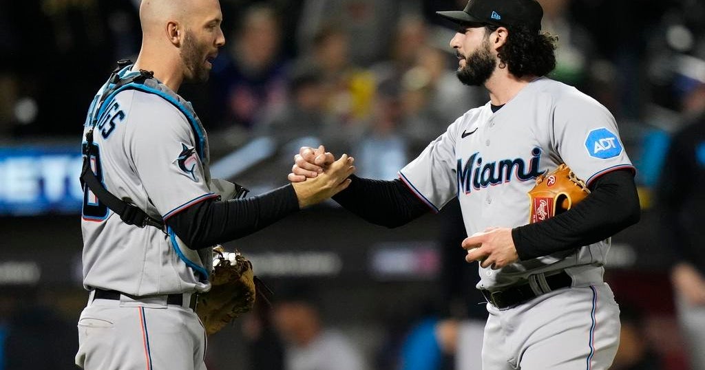 Marlins pull even with Cubs for remaining NL wild card by beating Mets 4-2 for doubleheader break up Marlins pull even with Cubs for remaining NL wild card by beating Mets 4-2 for doubleheader break up