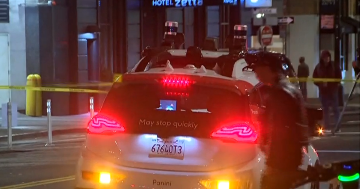 Образът на жена, заклещена под такси без шофьор в Сан
