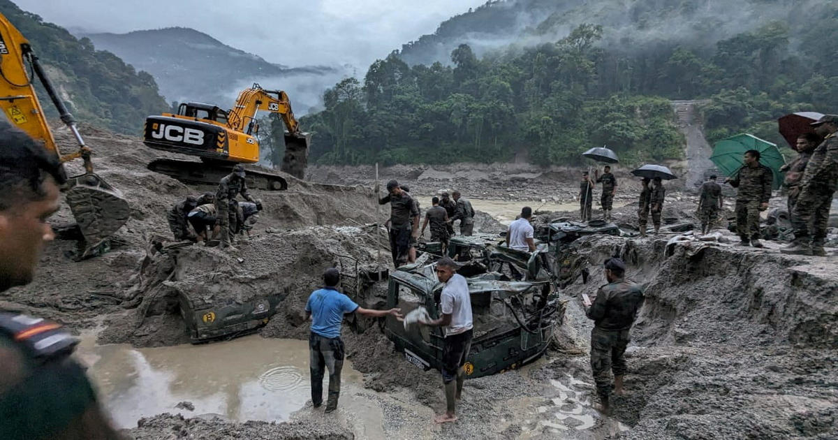 Гуахати Индия — индийски спасителни екипи издирваха в четвъртък 102 души