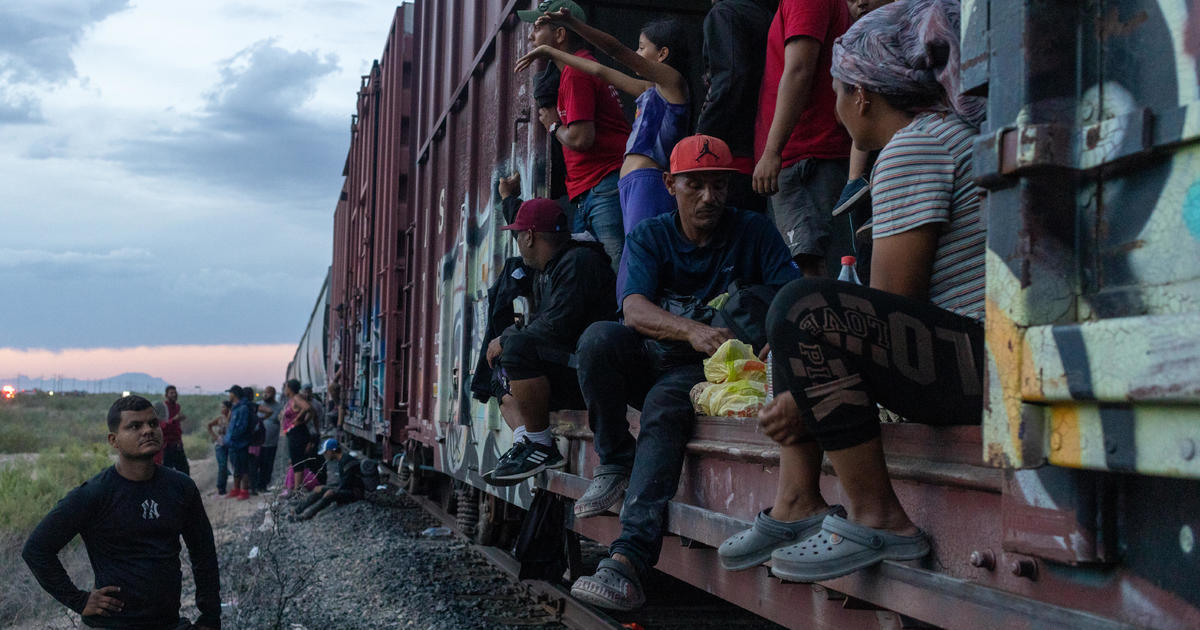 米国、国境を越えて到着する人の数を減らすためにベネズエラへの強制送還を再開