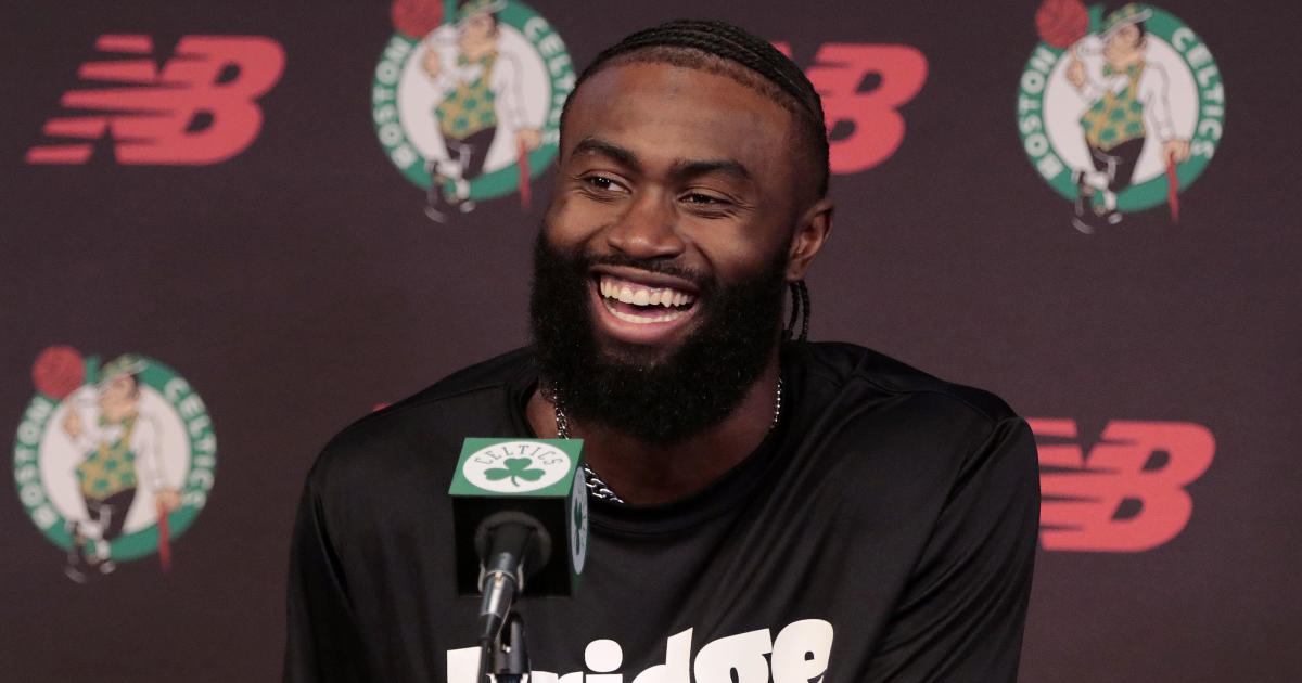 Jayson Tatum Gave Kevin Hart One Of His Son Deuce's Jerseys