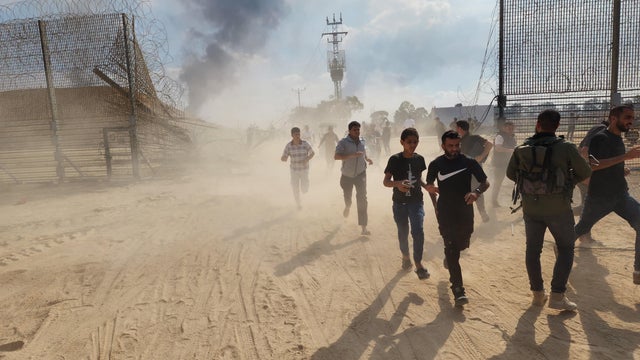 Palestinians take down the Israel-Gaza border 