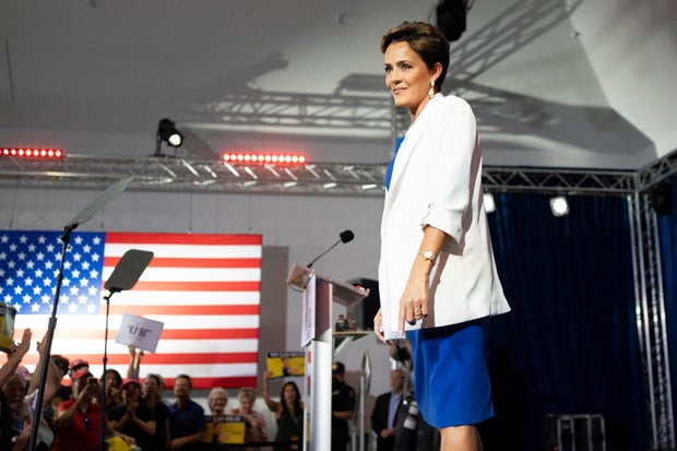 Kari Lake rallie sa candidature au Sénat