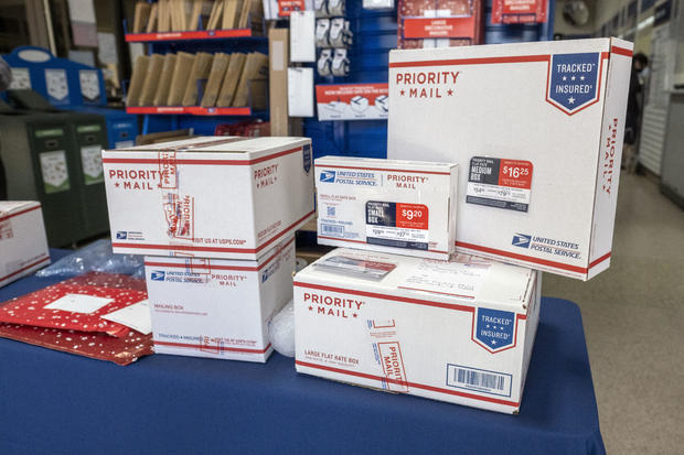 USPS demonstrates the DYI way to properly pack items for safe, reliable holiday shipping 