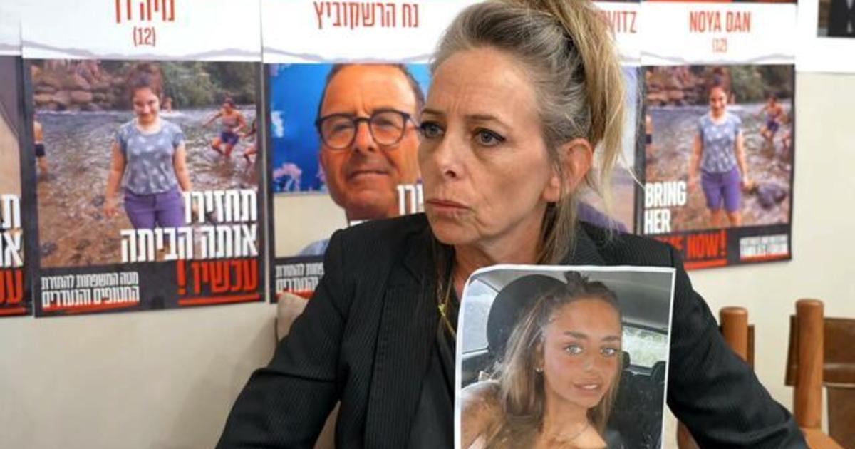 Майката на френско израелска жена сред множеството хора държани за заложници