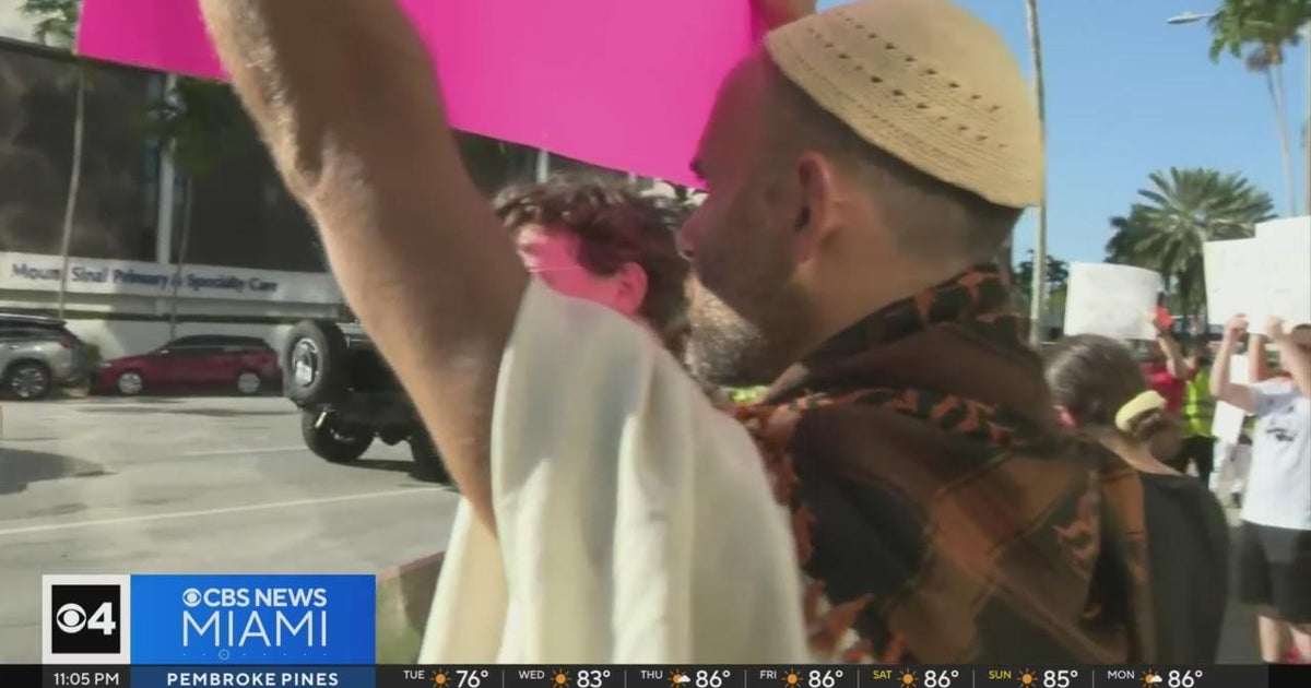 Jewish group rallies in Coral Gables, contacting for Israel to get in touch with off attacks in Gaza Jewish group rallies in Coral Gables, contacting for Israel to get in touch with off attacks in Gaza
