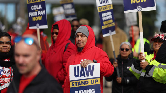 UAW Strike Continues, As Autoworkers Picket Outside Chicago's Ford Assembly Plant 