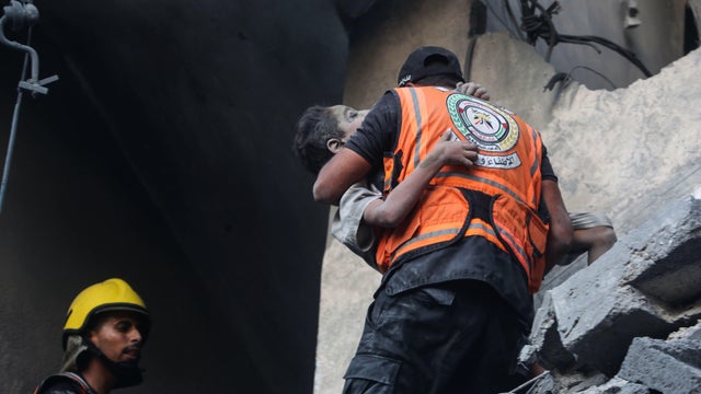 More airstrikes on Gaza today as humanitarian aid remains stuck in Egypt