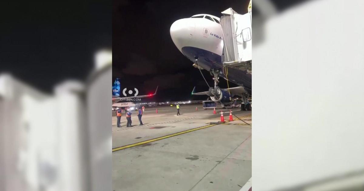НЮ ЙОРК -- Самолет JetBlue се наклони назад, докато пътниците слизаха