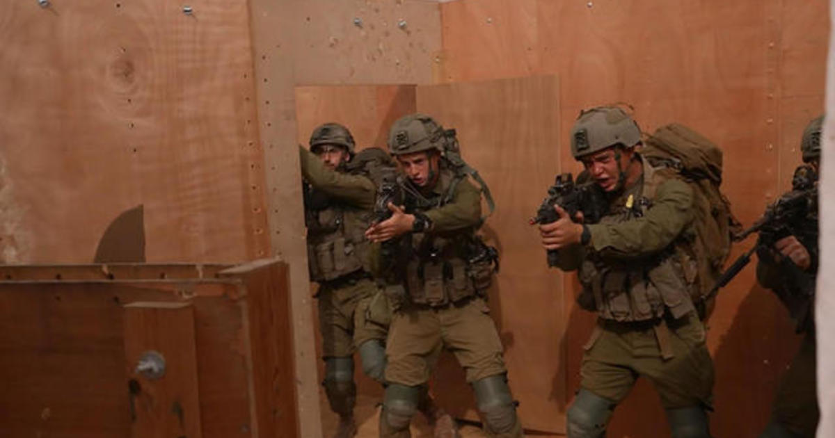 Докато израелската армия се мобилизира за очаквано сухопътно нахлуване в