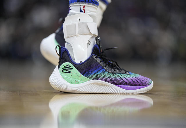 Which basketball shoes De'Aaron Fox wore
