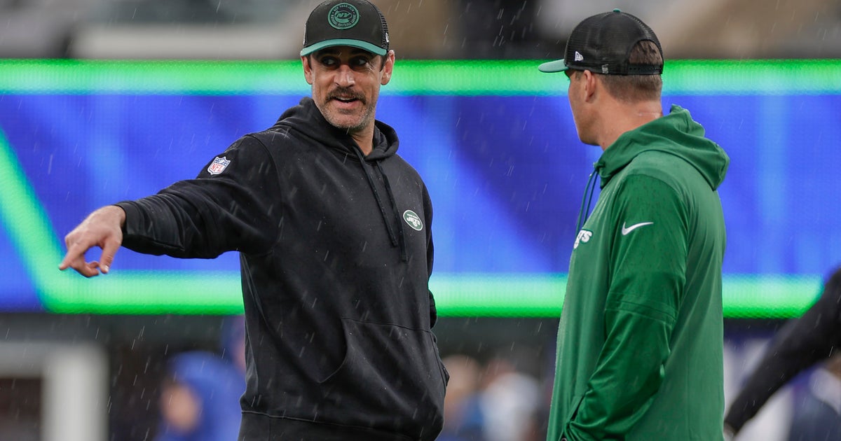 Aaron Rodgers drops back puts weight on injured leg during warmups before Jets vs Giants Aaron Rodgers drops back puts weight on injured leg during warmups before Jets vs Giants
