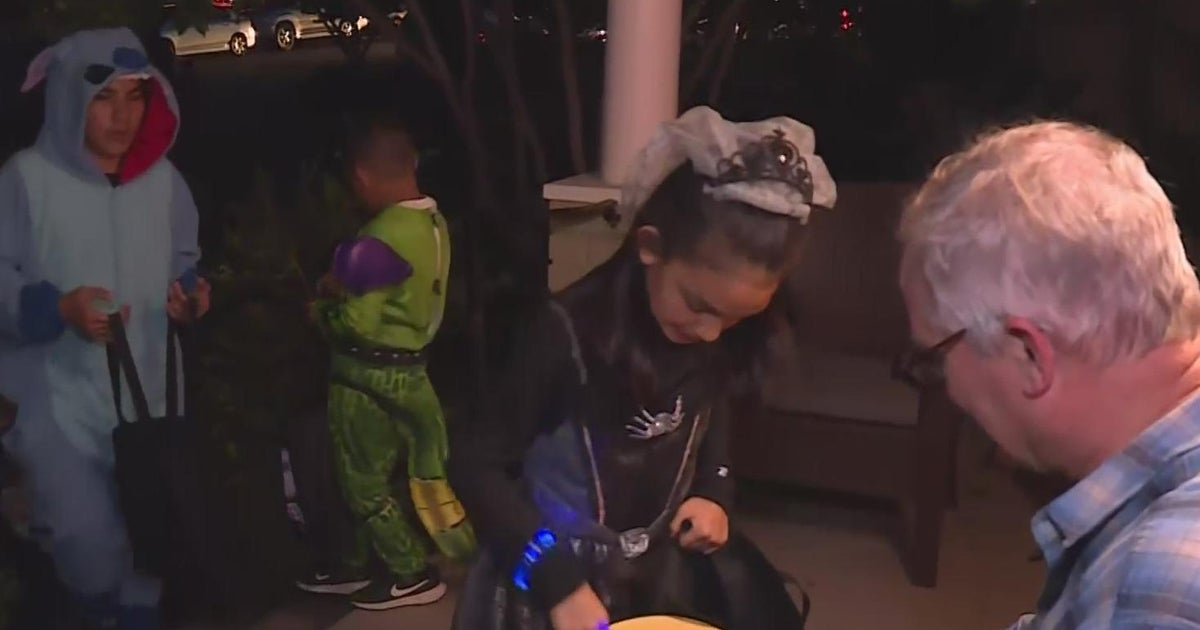 Thousands of trick-or-treaters descend on east Sacramento for spooky night of fun