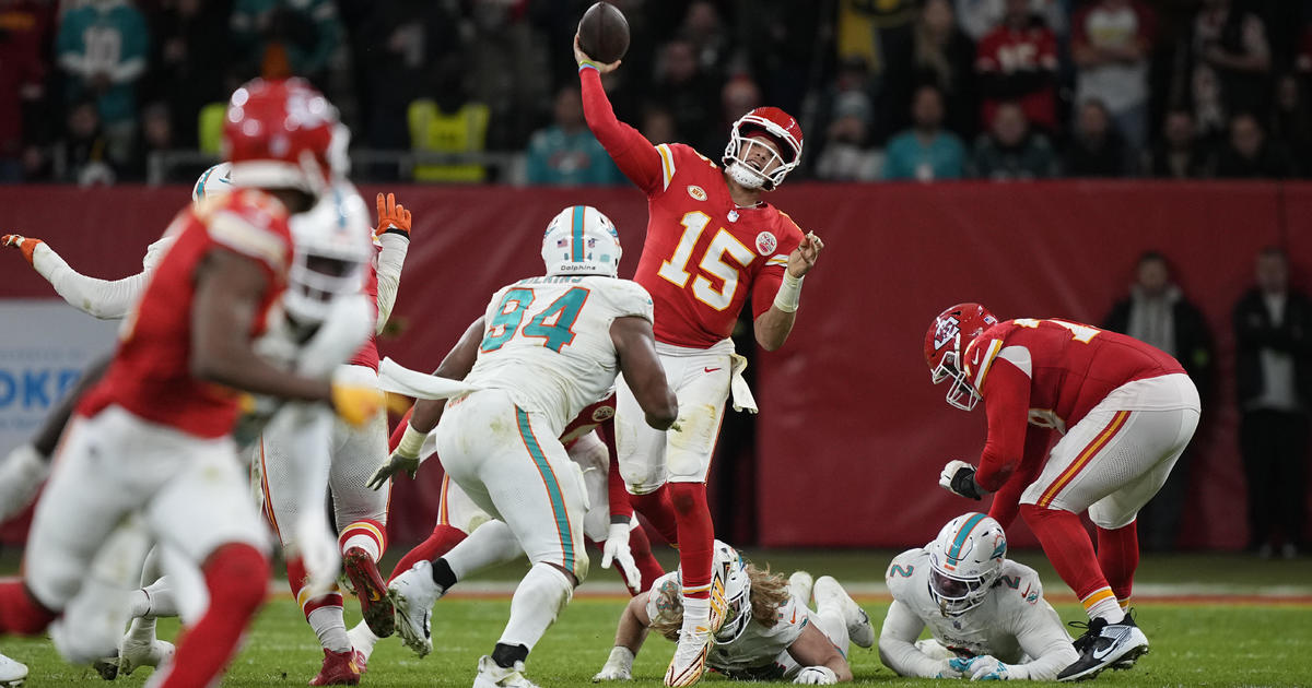 Mahomes throws 2 TDs and Chiefs dangle on to defeat Dolphins 21-14 in Germany