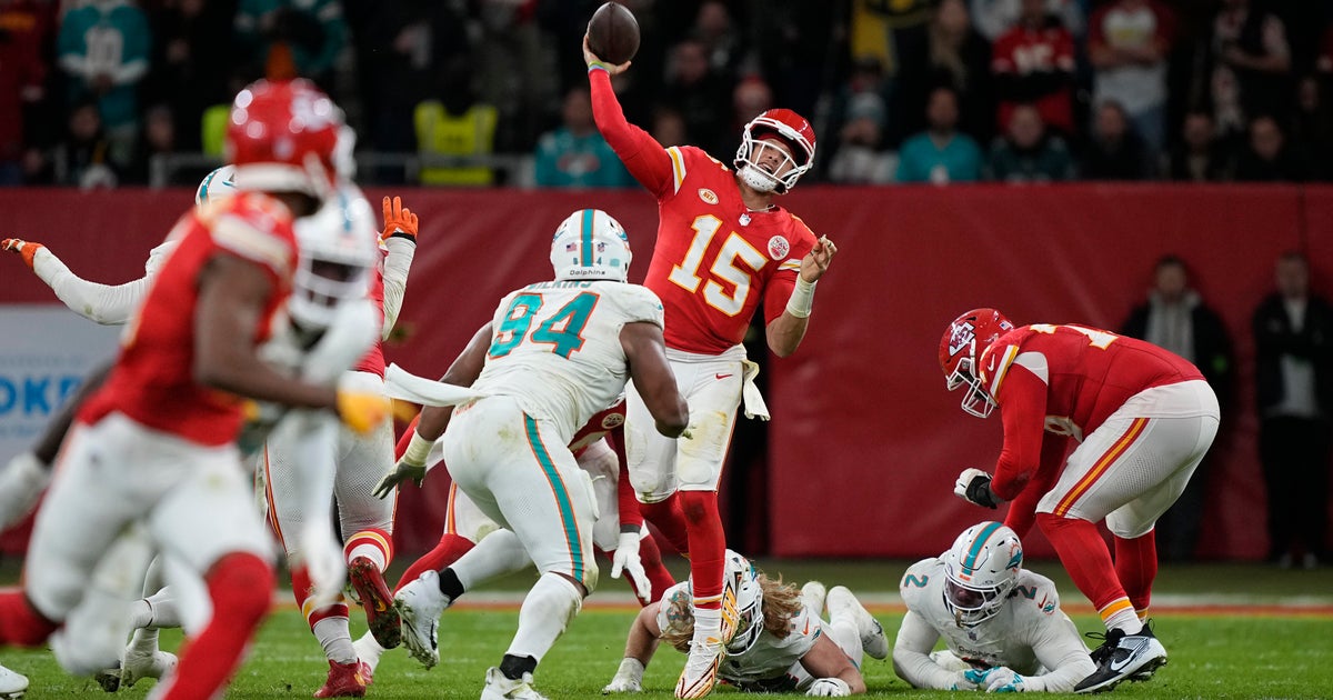 Mahomes throws 2 TDs and Chiefs dangle on to defeat Dolphins 21-14 in Germany Mahomes throws 2 TDs and Chiefs dangle on to defeat Dolphins 21-14 in Germany