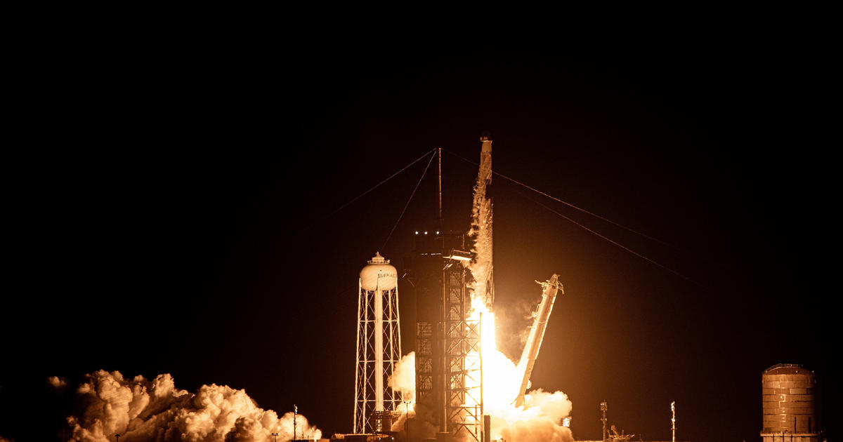 Осветявайки нощното небе, ракета Falcon 9 на SpaceX се втурна