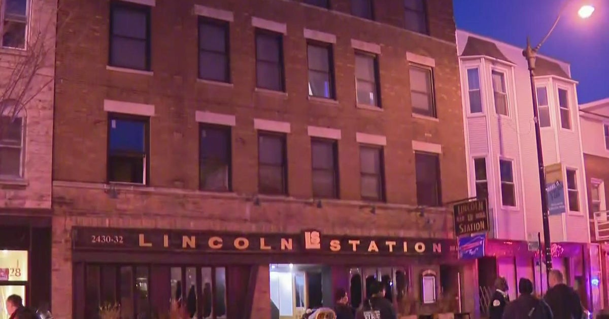 Chicago firefighter dies after falling through light shaft in Lincoln