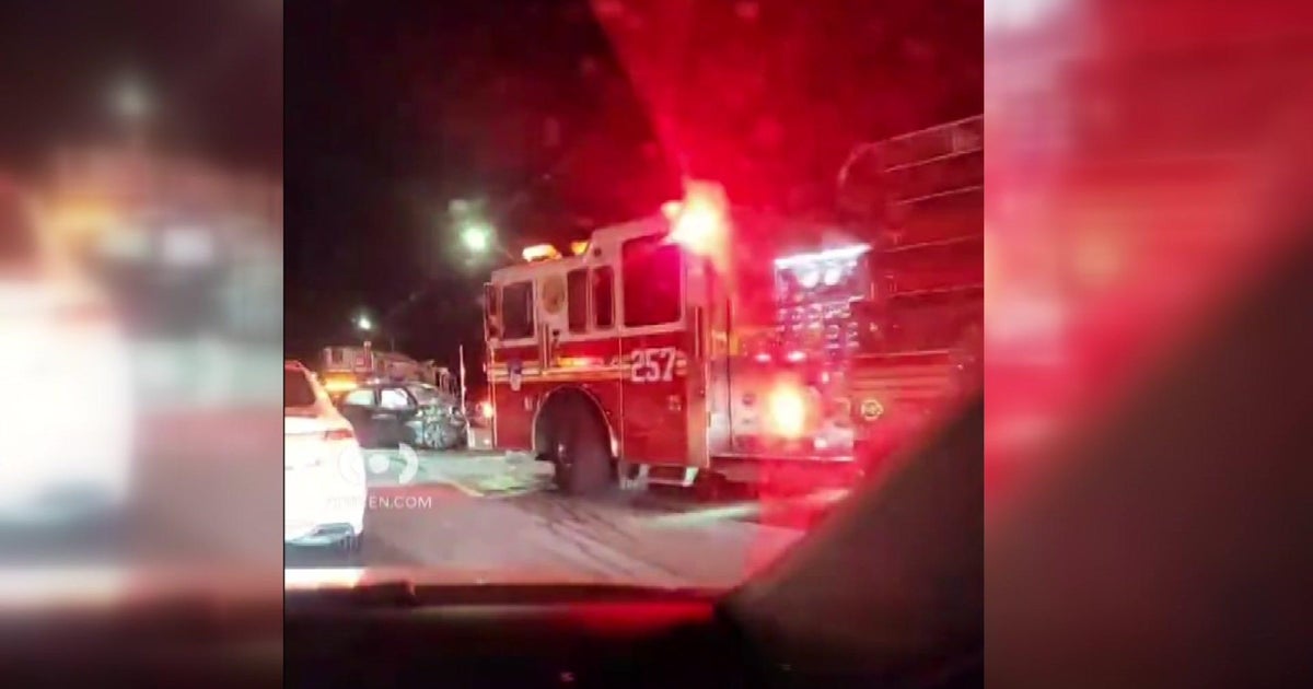 Driver flees scene of 7-car crash on Belt Parkway, NYPD says - CBS New York