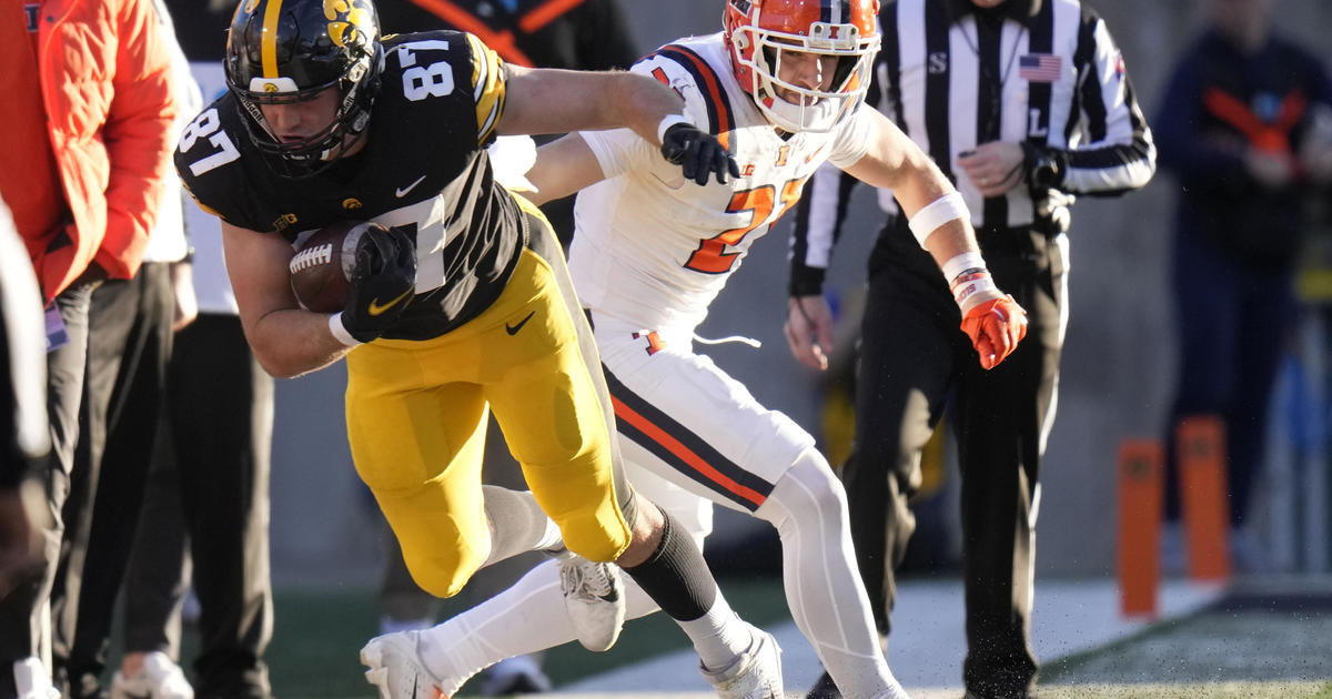 Iowa rallies in fourth quarter to defeat Illinois, 15-13, and