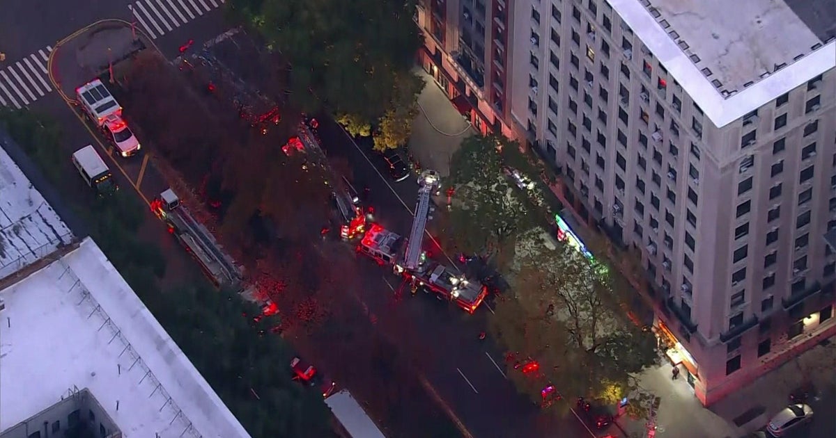 2 people seriously hurt in fire at Upper West Side building - CBS New York