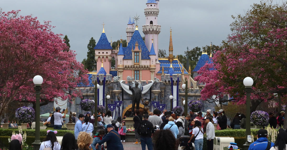 Disneyland lamppost falls and injures 3 visitors during high winds – Orange  County Register