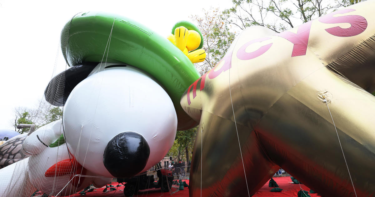 Парадът на Деня на благодарността на Macy`s започва в Ню Йорк с герои от гигантски балони, които си проправят път през Манхатън