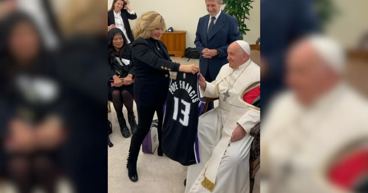 Pope Francis gifted personalized No. 13 Sacramento Kings jersey