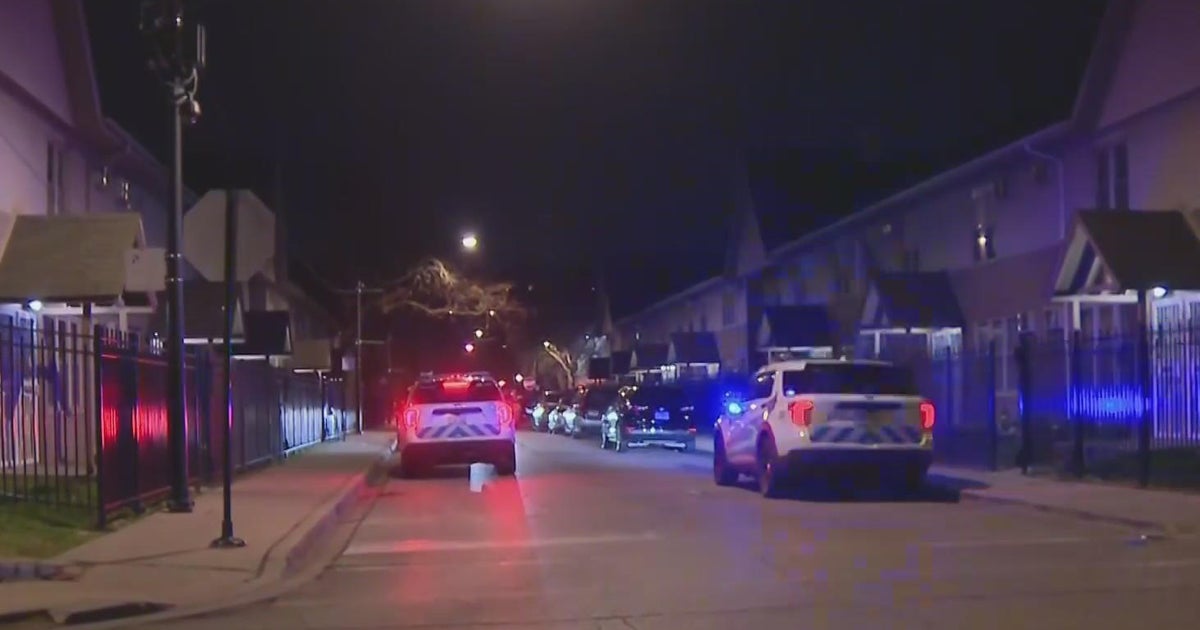 2 men shot while sitting in parked car on Chicago's Near West Side ...