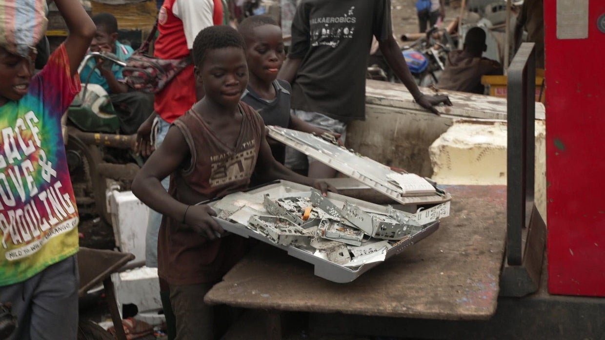 kids-at-landfill.jpg 