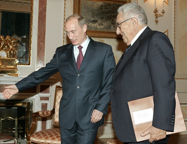 Russian President Vladimir Putin (L) wel