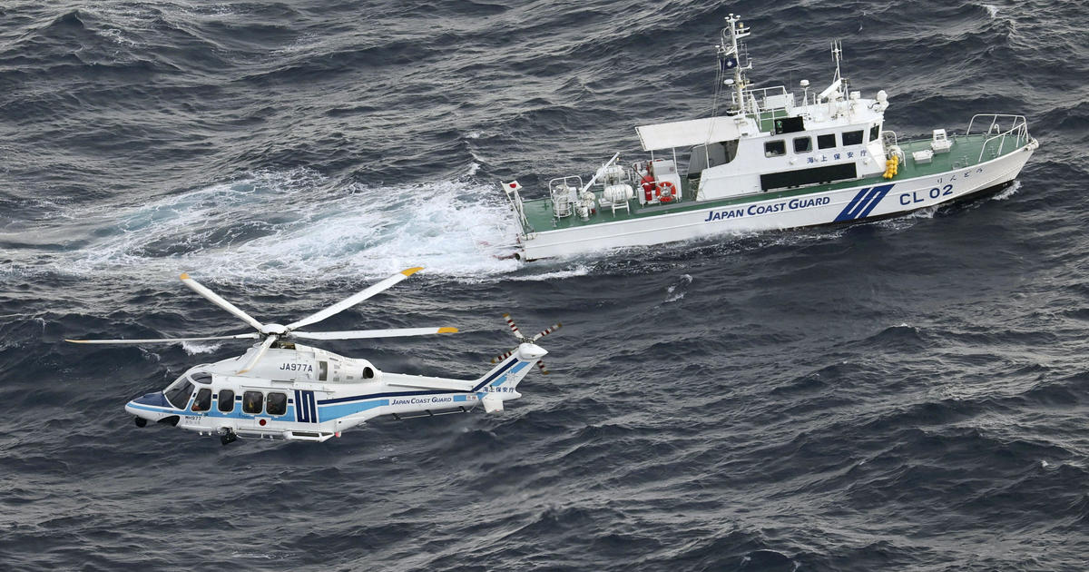 Япония продължава да търси екипажа на американския Osprey след катастрофата в морето, иска от САЩ временно да спрат самолетите