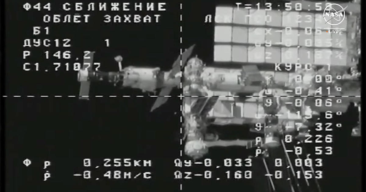 Космонавтите насочват дистанционно руски товарен кораб към космическата станция, акостира след грешка в насочването