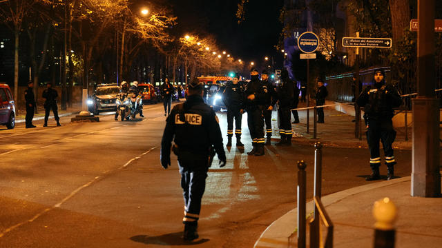 Paris stabbing attack leaves 1 dead, 2 wounded; suspect arrested 