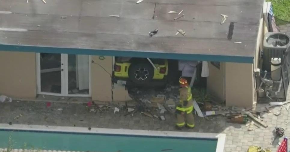 Jeep driver crashes into Fort Lauderdale Airbnb - CBS Miami