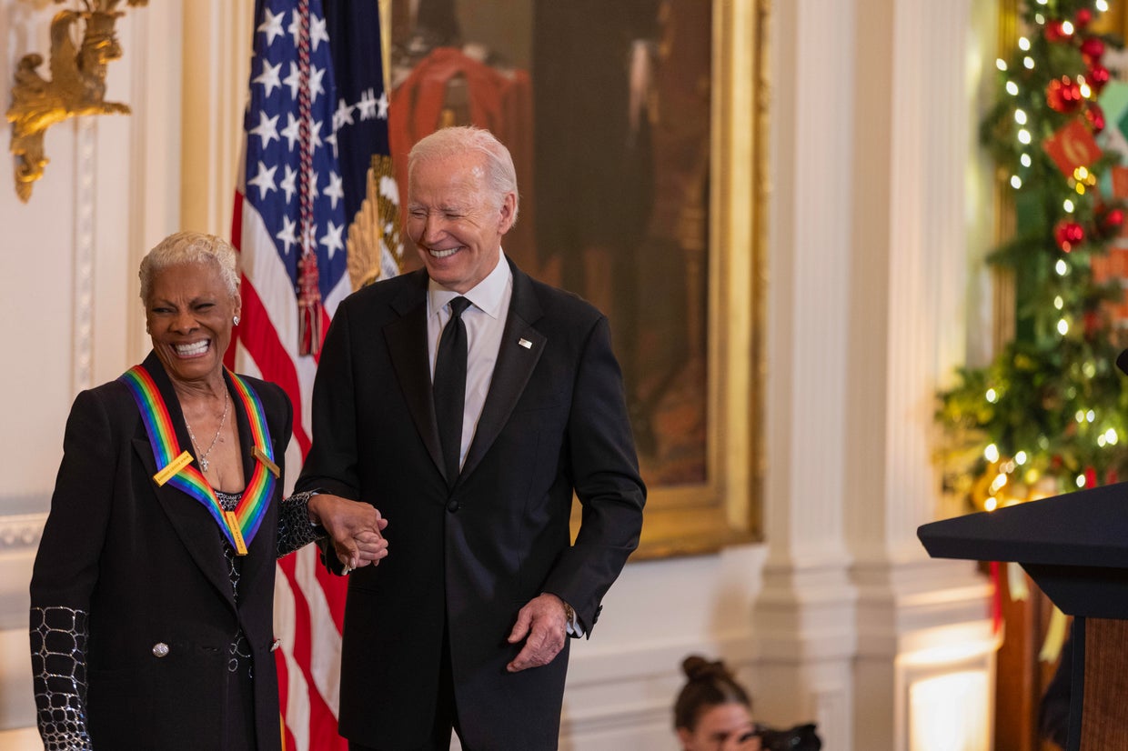Biden hosts 2023 Kennedy Center honorees at White House CBS News(02)
