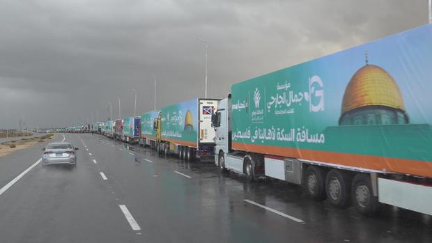 aid-trucks-lined-up-on-the-way-to-rafah.jpg 