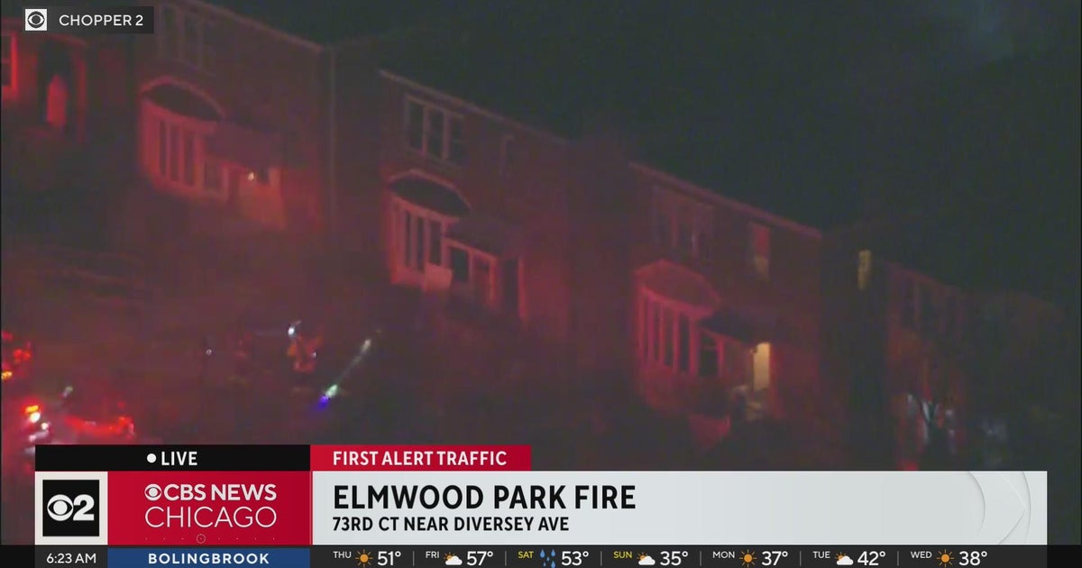 Fire spreads to 3 houses in Elmwood Park - CBS Chicago