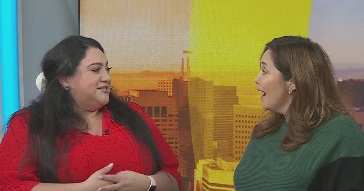 Sugar Queen Bakery's Elizabeth Medina gives a holiday cookie decorating