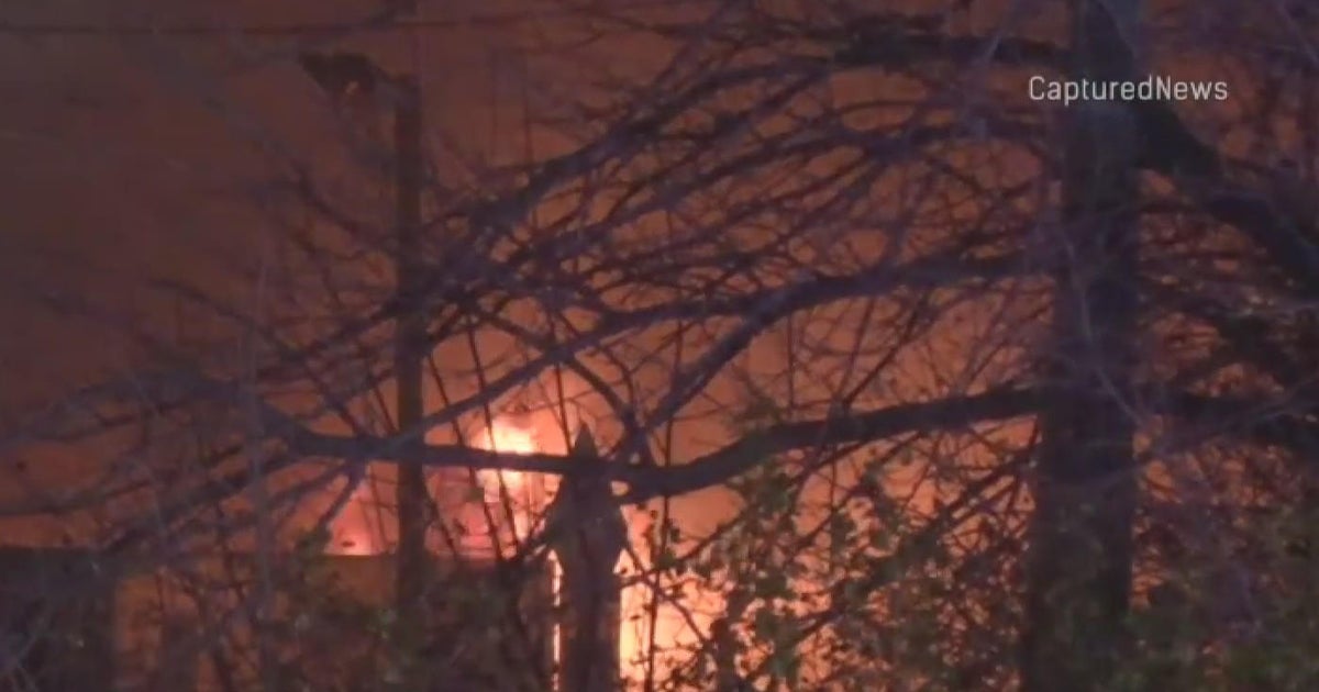 Metra Southwest service halted due to railyard fire - CBS Chicago