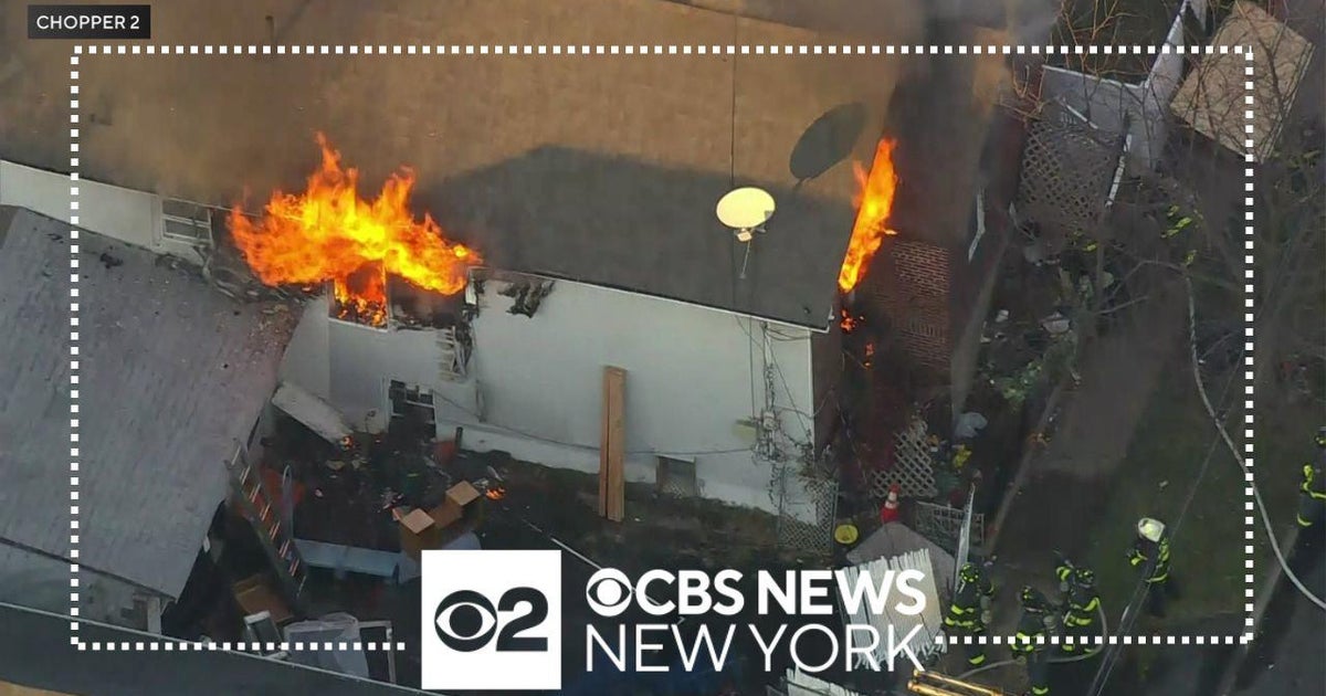 Fire burns through home in New Dorp Beach, Staten Island - CBS New York