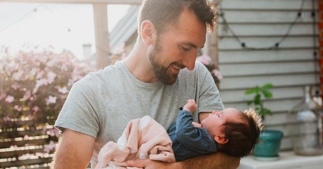 Paternal brain training: Research says paternity leave helps dads ...