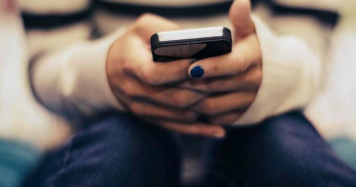 More than half of teens make new friends online - CBS News