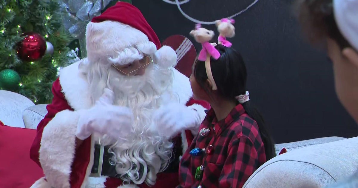 Santa makes use of indication language to talk with little ones at Dolphin Mall Santa makes use of indication language to talk with little ones at Dolphin Mall