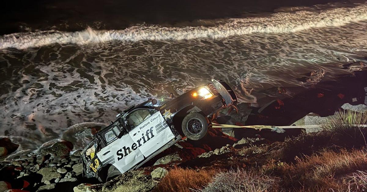 Ventura Co. Sheriff's Department patrol car veers off PCH after