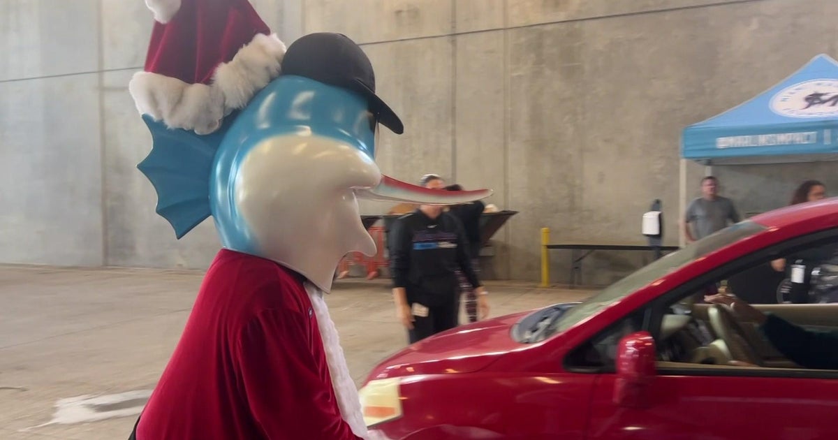 Marlins food items giveaway helps numerous have sufficient by means of new yr Marlins food items giveaway helps numerous have sufficient by means of new yr