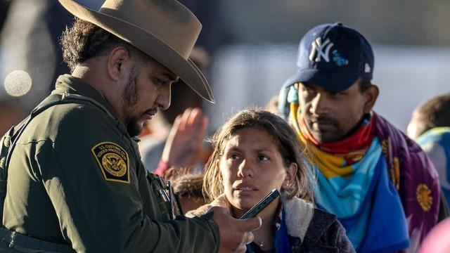 cbsn-fusion-10000-migrants-crossed-the-southern-border-with-mexico-in-one-day-2-thumbnail-2540377-640x360.jpg 