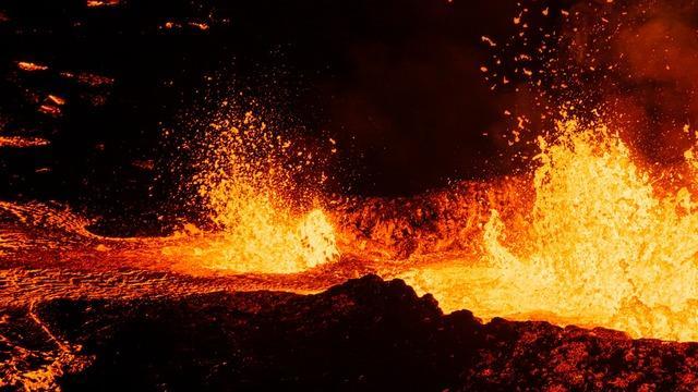 cbsn-fusion-eruption-from-iceland-volcano-could-last-for-months-thumbnail-2542635-640x360.jpg 